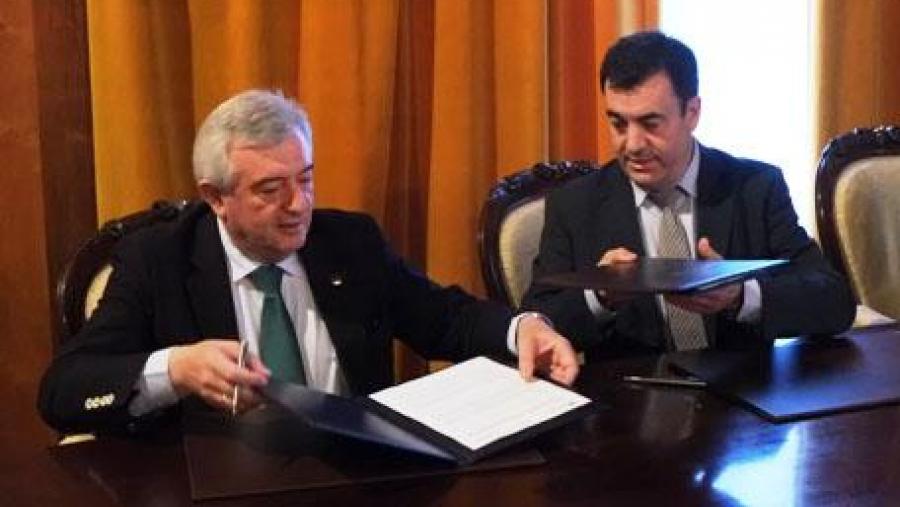 Juan Viaño e Román Rodríguez intercambian os convenios no momento da súa sinatura. Foto: Servimav-USC Juan Viaño e Román Rodríguez intercambian os convenios no momento da súa sinatura. Foto: Servimav-USC