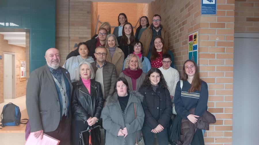 Foto de familia das persoas participantes no Obradoiro Foto de familia das persoas participantes no Obradoiro