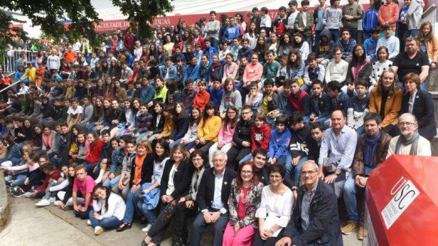 Os 364 participantes na proba de selección de Estalmat-Galicia 2018 e membros do comité organizador e responsables da proba na Facultade de Matemáticas da USC o pasado mes de xuño Os 364 participantes na proba de selección de Estalmat-Galicia 2018 e membros do comité organizador e responsables da proba na Facultade de Matemáticas da USC o pasado mes de xuño