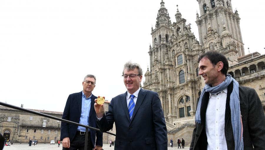 José Luis Mascareñas, David MacMillan e Jorge Mira diante da Catedral José Luis Mascareñas, David MacMillan e Jorge Mira diante da Catedral