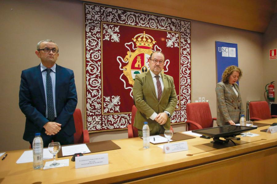 O decano Gonzalo Fernández, o reitor Antonio López e a secretaria xeral da USC, Dulce María García Mella, nun momento da toma de posesión. FOTO: Carlos Castro O decano Gonzalo Fernández, o reitor Antonio López e a secretaria xeral da USC, Dulce María García Mella, nun momento da toma de posesión. FOTO: Carlos Castro