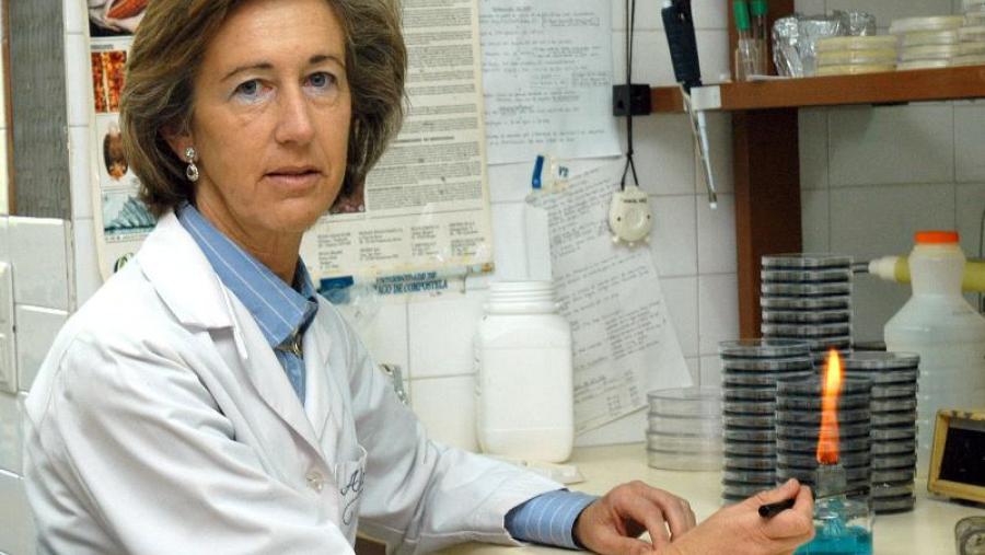 Alicia Estévez Toranzo no seu laboratorio nunha imaxe de arquivo Alicia Estévez Toranzo no seu laboratorio nunha imaxe de arquivo