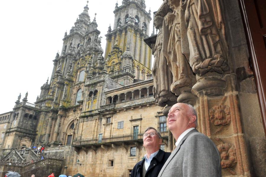 Sir Tim Hunt y el rector, Juan Casares, en la puerta del Colexio de San Xerome Sir Tim Hunt y el rector, Juan Casares, en la puerta del Colexio de San Xerome