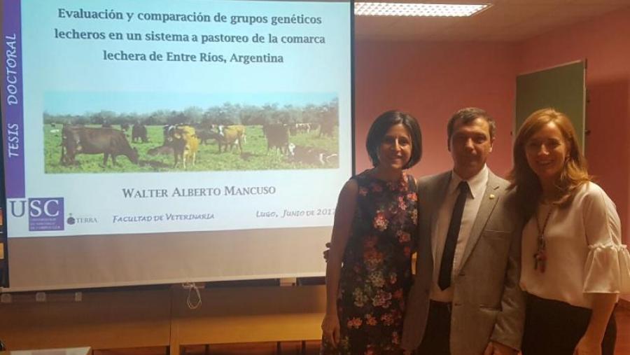 Mancuso, entre Marta López e Marta Miranda, na Facultade de Veterinaria Mancuso, entre Marta López e Marta Miranda, na Facultade de Veterinaria