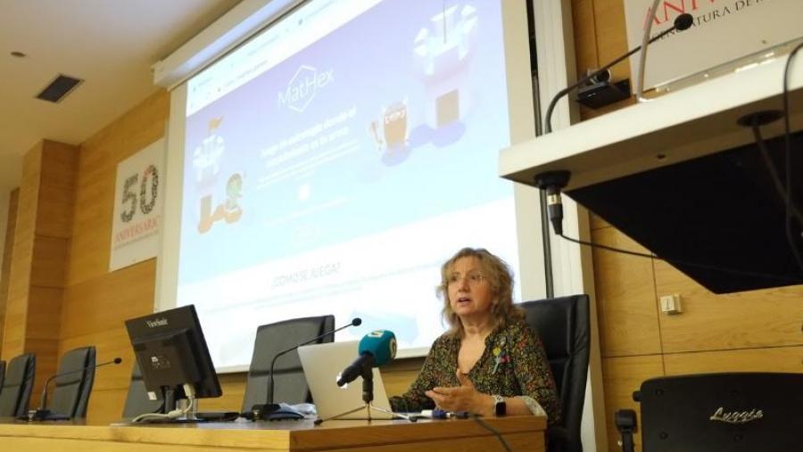 A profesora Elena Vázquez Abal presentoulle MatHex aos medios de comunicación. Foto: Servimav A profesora Elena Vázquez Abal presentoulle MatHex aos medios de comunicación. Foto: Servimav