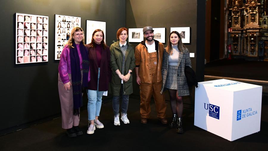 Cristina Pichel, segunda pola esquerda, e Pilar Murias, terceira, con varias das persoas premiadas na modalidade de Artes plásticas. FOTO: Santi Alvite Cristina Pichel, segunda pola esquerda, e Pilar Murias, terceira, con varias das persoas premiadas na modalidade de Artes plásticas. FOTO: Santi Alvite