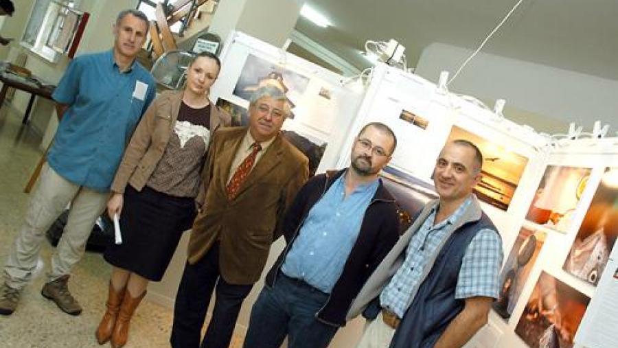 O decano de Farmacia, no centro, acompañado dos profesores autores da mostra Javier Amigo e Manuel Antonio Rodríguez, o fotógrafo Eduardo Javier Castro e a escritora Beatriz Vázquez O decano de Farmacia, no centro, acompañado dos profesores autores da mostra Javier Amigo e Manuel Antonio Rodríguez, o fotógrafo Eduardo Javier Castro e a escritora Beatriz Vázquez