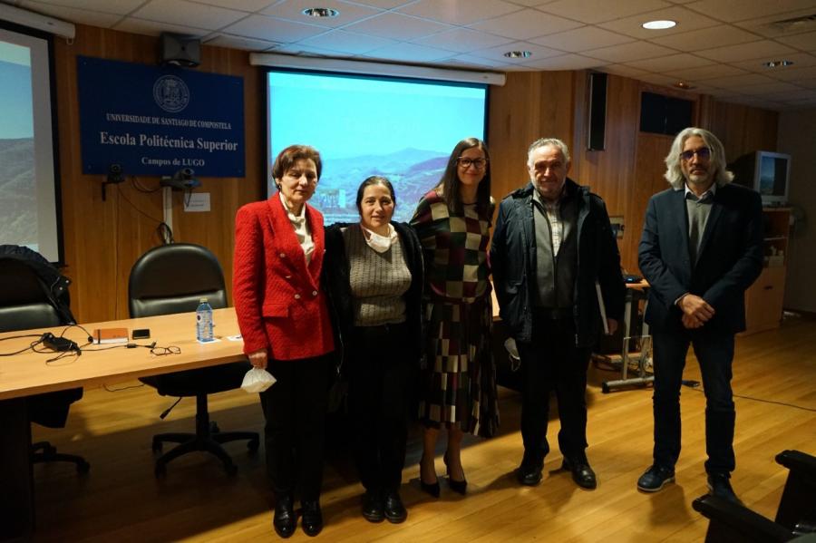 Mercedes Rois, no centro, entre Romero, Losada, Rigueiro e Álvarez, na EPS de Enxeñaría da USC Mercedes Rois, no centro, entre Romero, Losada, Rigueiro e Álvarez, na EPS de Enxeñaría da USC