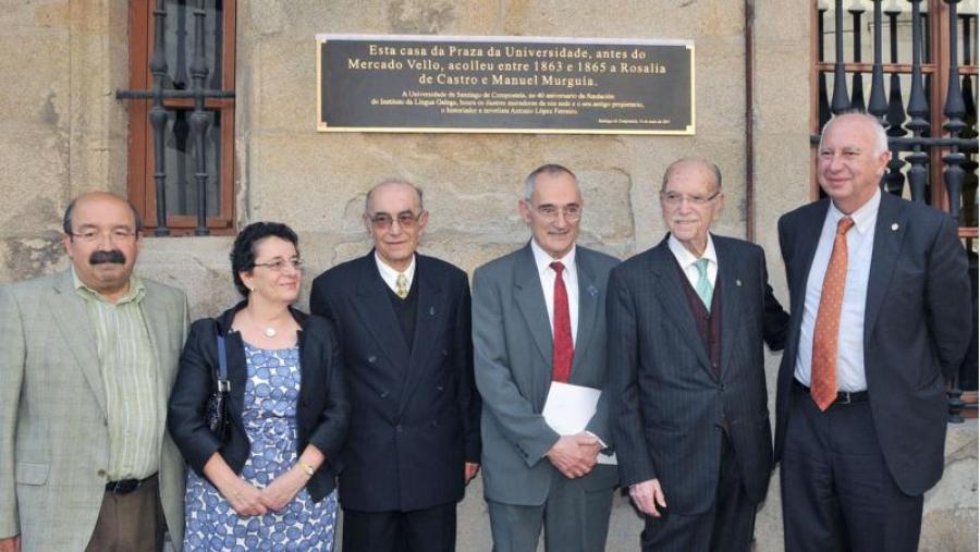 Diante da placa conmemorativa, de esquerda a dereita, Xosé Luis Couceiro, Rosario Álvarez, Ramón Lorenzo, Antón Santamarina, Xerardo Fernández Albor e Juan Casares Long Diante da placa conmemorativa, de esquerda a dereita, Xosé Luis Couceiro, Rosario Álvarez, Ramón Lorenzo, Antón Santamarina, Xerardo Fernández Albor e Juan Casares Long