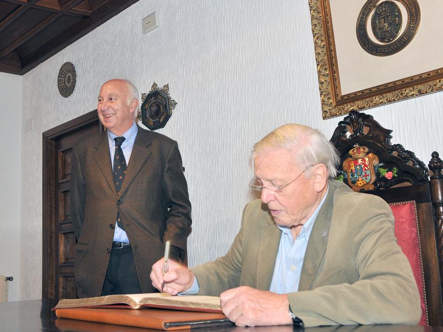 Sir David Frederick Attenborough asinando no libro de honra da USC Sir David Frederick Attenborough asinando no libro de honra da USC
