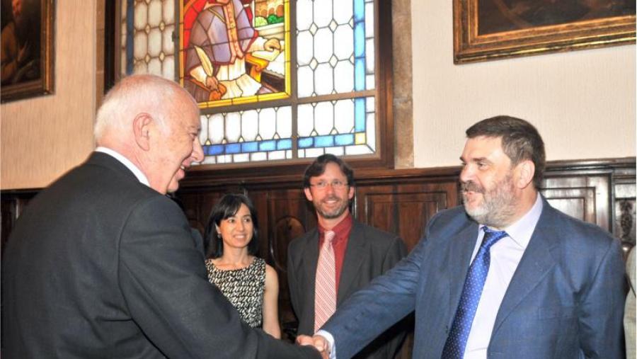 O reitor felicita a Antonio Mosquera en presenza dos integrantes do equipo de dirección. Foto: Santi Alvite O reitor felicita a Antonio Mosquera en presenza dos integrantes do equipo de dirección. Foto: Santi Alvite