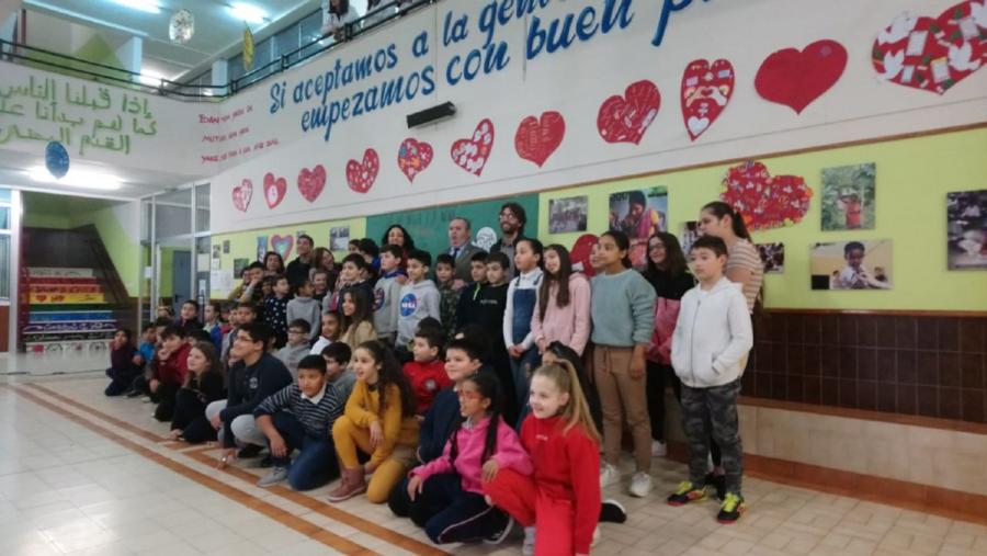 Escolares do CEIP Paradai de Lugo con autoridades e integrantes do grupo XuvenCiencia da USC Escolares do CEIP Paradai de Lugo con autoridades e integrantes do grupo XuvenCiencia da USC