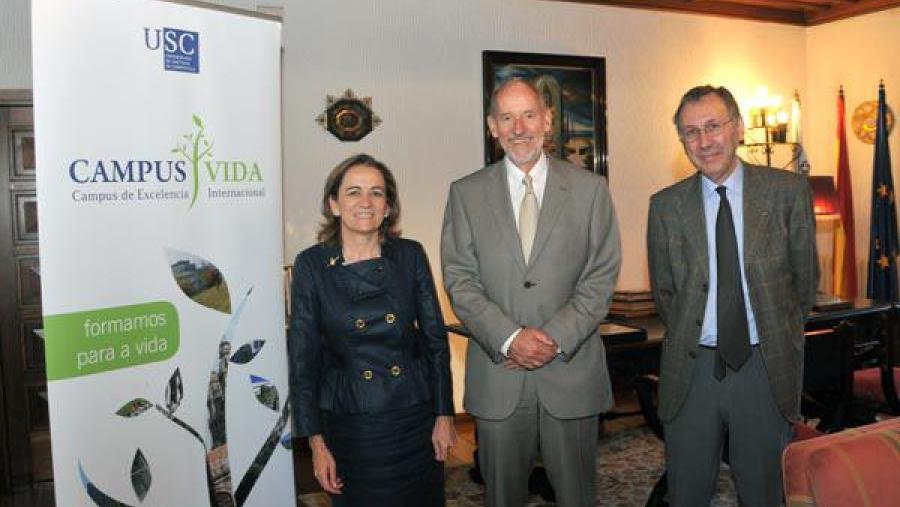 Patrick Couvreur, no centro, acompañado de María José Alonso e de Francisco González Patrick Couvreur, no centro, acompañado de María José Alonso e de Francisco González
