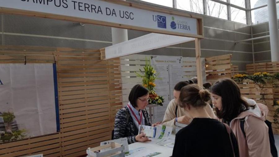 Expositor do Campus Terra da USC na feira Edugal, en Pontevedra Expositor do Campus Terra da USC na feira Edugal, en Pontevedra