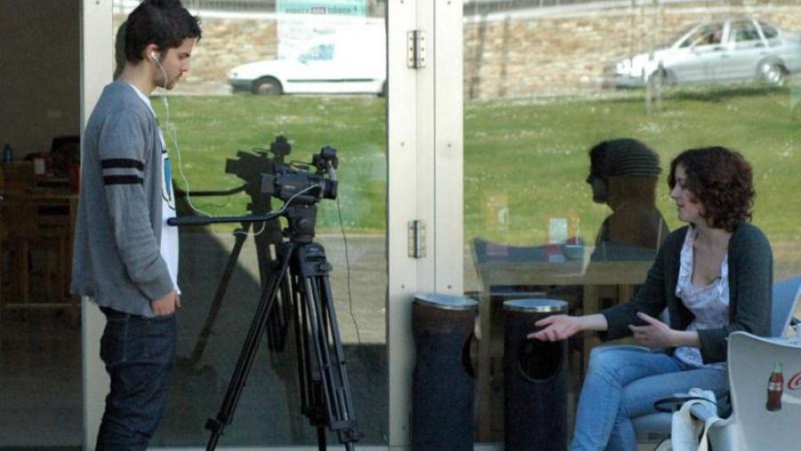 Alumnos de Ciencias da Comunicación colaboran na realización dos videomatóns. Foto Alfonso Alumnos de Ciencias da Comunicación colaboran na realización dos videomatóns. Foto Alfonso