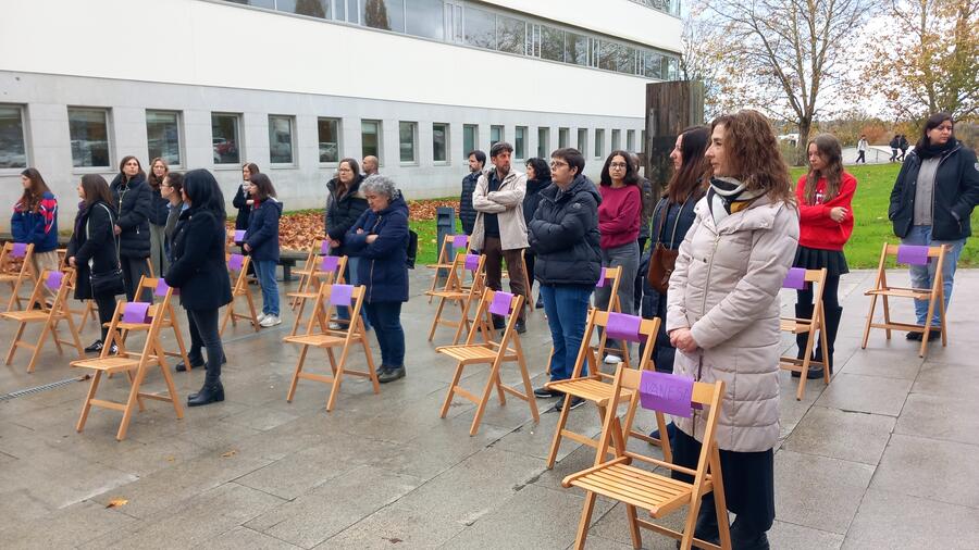 42 cadeiras representaron cada unha das vítimas de violencia machista en 2024 42 cadeiras representaron cada unha das vítimas de violencia machista en 2024