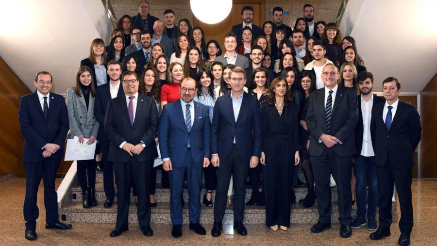 Os tres reitores, o presidente da Xunta, a conselleira de Educación e o secretario xeral de Universidades posan co alumnado premiado. FOTO: Santi Alvite Os tres reitores, o presidente da Xunta, a conselleira de Educación e o secretario xeral de Universidades posan co alumnado premiado. FOTO: Santi Alvite