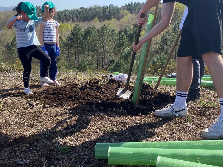 Participantes na xornada do proxecto ApS 'Plantando cara ao lume', na serra do Xurés Participantes na xornada do proxecto ApS 'Plantando cara ao lume', na serra do Xurés