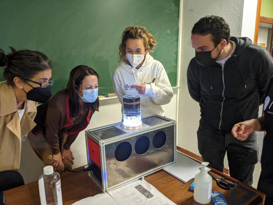 Docentes participantes no obradoiro, revisan unha das cámaras de néboa finalizada no obradoiro Cámara de néboa montada no obradoiro