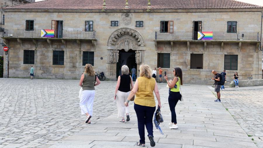 Os balcóns de San Xerome exhiben as bandeiras LGTBIQA+