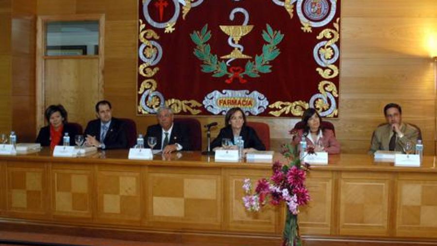 De esquerda a dereita: a presidenta do Colexio de Farmacéuticos de A Coruña, Rosa Lendoiro; o secretario executivo do Consello Social, Benigno Carril; o decano da Facultade de Farmacia, José Miñones;... De esquerda a dereita: a presidenta do Colexio de Farmacéuticos de A Coruña, Rosa Lendoiro; o secretario executivo do Consello Social, Benigno Carril; o decano da Facultade de Farmacia, José Miñones;...