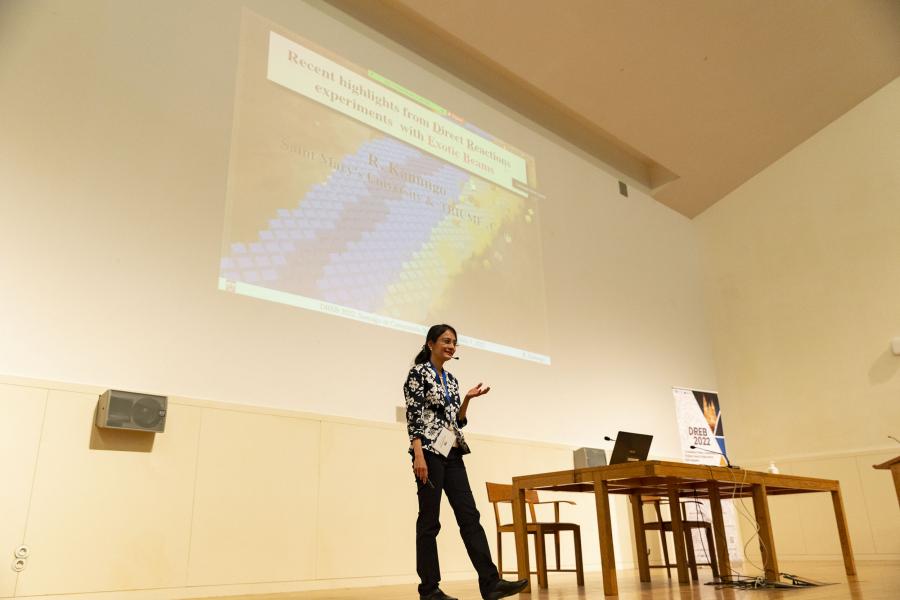A profesora Rituparna Kanungo, do Saint Mary’s University, abriu a primeira sesión do congreso DREB2022. FOTO: Elena Mora A profesora Rituparna Kanungo, do Saint Mary’s University, abriu a primeira sesión do congreso DREB2022. FOTO: Elena Mora