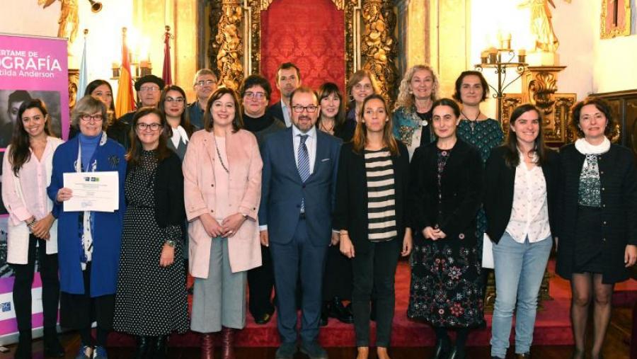 O reitor posa cos premiados e premiadas tralo acto de entrega. Foto: Santi Alvite O reitor posa cos premiados e premiadas tralo acto de entrega. Foto: Santi Alvite