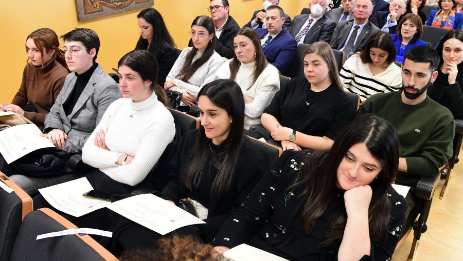 A sesión tamén acolleu a entrega de diplomas ao alumnado que rematou os seus estudos no curso 2021/2022 do Grao en Dereito e do Grao en Criminoloxía. FOTO: Santi Alvite A sesión tamén acolleu a entrega de diplomas ao alumnado que rematou os seus estudos no curso 2021/2022 do Grao en Dereito e do Grao en Criminoloxía. FOTO: Santi Alvite