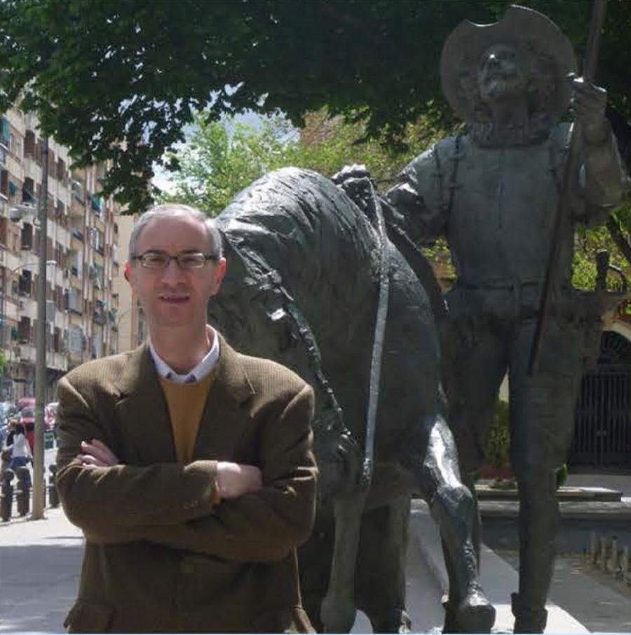 Carlos Folgar, diante dunha estatua de El Quijote Carlos Folgar, diante dunha estatua de El Quijote