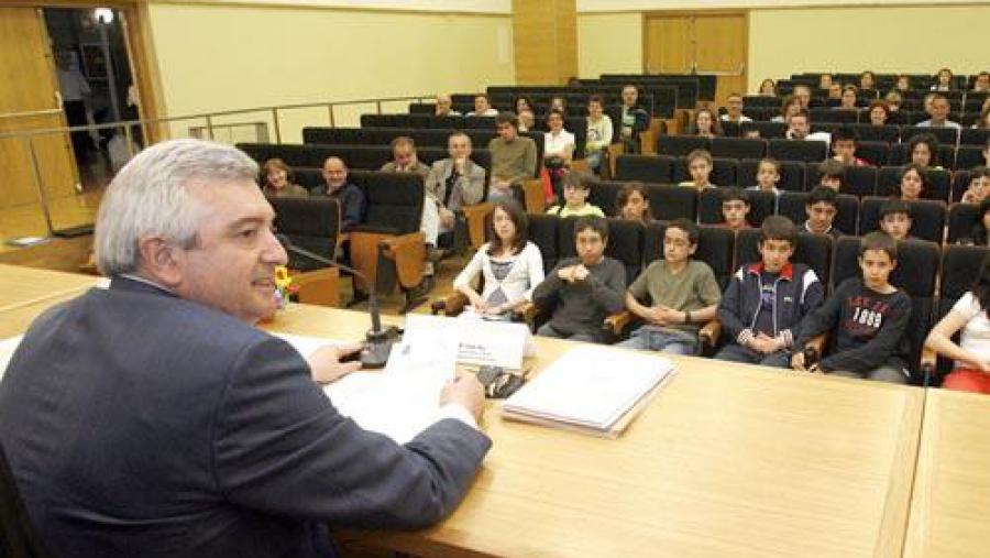 O decano Juan Viaño dirixiu unhas palabras afectousas aos rapaces participantes O decano Juan Viaño dirixiu unhas palabras afectousas aos rapaces participantes