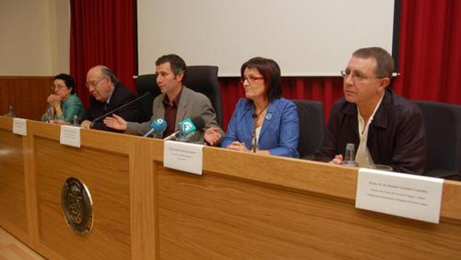 De esquerda a dereita: a directora do ILG, Rosario Álvarez; o presidente da Real Academia Galega, Xosé Ramón Barreiro; o vicerreitor de Relacións Institucionais, Lourenzo Fernández; a secretaria... De esquerda a dereita: a directora do ILG, Rosario Álvarez; o presidente da Real Academia Galega, Xosé Ramón Barreiro; o vicerreitor de Relacións Institucionais, Lourenzo Fernández; a secretaria...