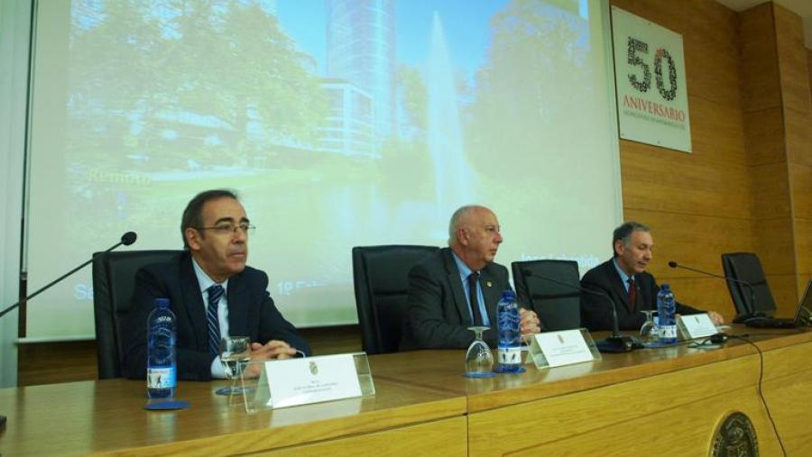Fernández de Labastida, primeiro pola esquerda, estivo acompañado polo reitor Juan Casares e polo vicerreitor de Investigación, Francisco González. Foto: Servimav-USC Fernández de Labastida, primeiro pola esquerda, estivo acompañado polo reitor Juan Casares e polo vicerreitor de Investigación, Francisco González. Foto: Servimav-USC