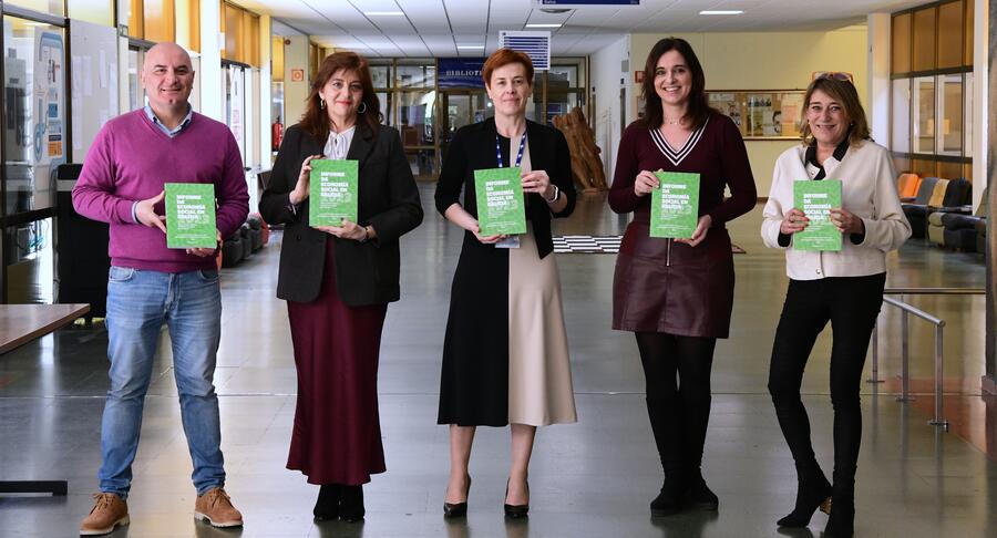 De dereita a esquerda, Maite Cancelo, Romina García, Pilar Murias, Marta Mariño e Mino Martínez. Foto: Santi Alvite De dereita a esquerda, Maite Cancelo, Romina García, Pilar Murias, Marta Mariño e Mino Martínez. Foto: Santi Alvite