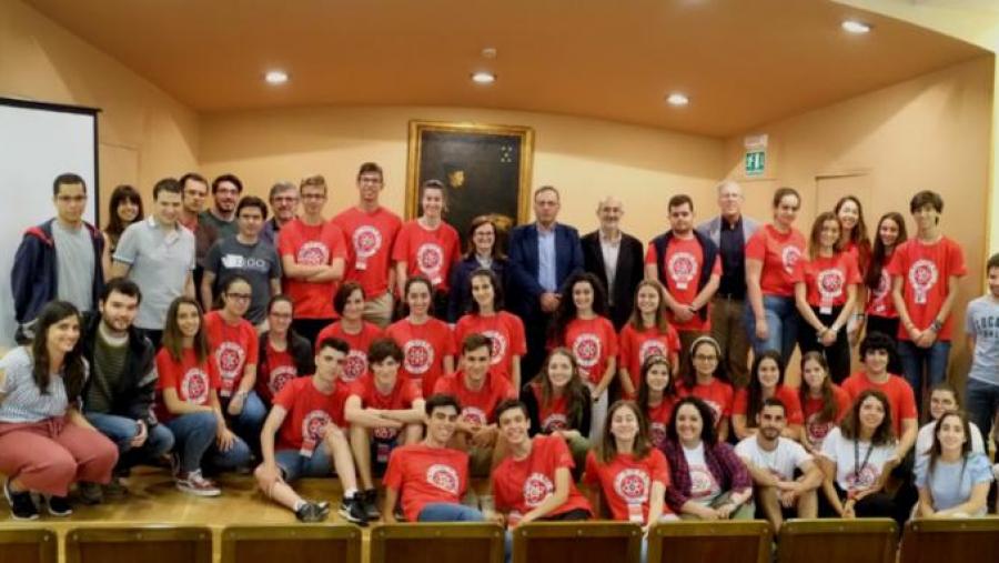 O alumnado da primeira quenda xunto cos coordinadores dos distintos proxectos e autoridades asistentes ao acto. Foto: Servimav-USC O alumnado da primeira quenda xunto cos coordinadores dos distintos proxectos e autoridades asistentes ao acto. Foto: Servimav-USC