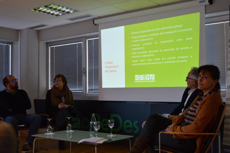 A vicerreitora Montserrat Valcárcel, á dereita, deu a benvida aos participantes nesta xornada informativa do Clusaga A vicerreitora Montserrat Valcárcel, á dereita, deu a benvida aos participantes nesta xornada informativa do Clusaga