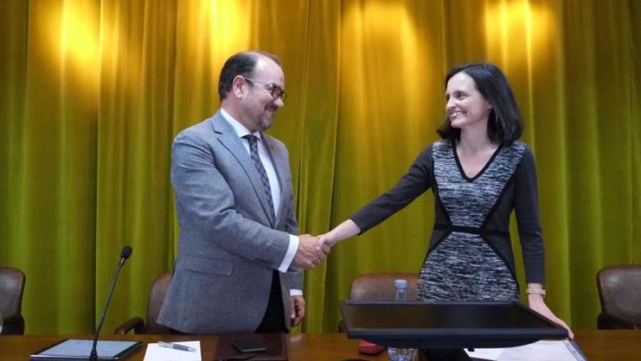O reitor e a decana saúdanse nun momento da toma de posesión deste venres. Foto: Servimav-USC O reitor e a decana saúdanse nun momento da toma de posesión deste venres. Foto: Servimav-USC