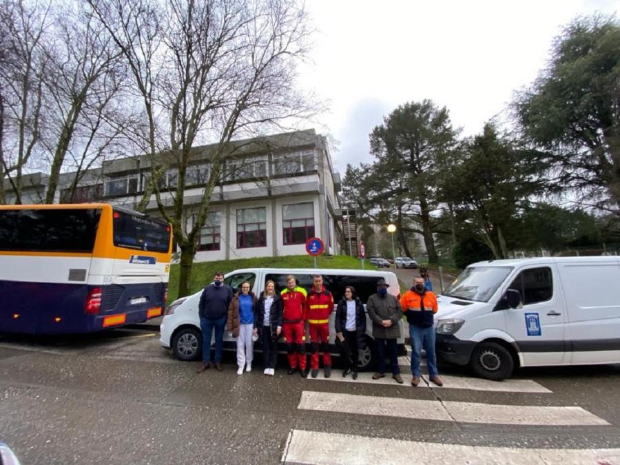 Profesorado da USC pertencente ao equipo de Investigacións Políticas viaxou a Polonia, acompañado polo alcalde do Concello de Ares, Julio Iglesias, dous bombeiros voluntarios e un membro de protección civil para levar máis de cinco toneladas de material humanitario a este país limítrofe con Ucraína Profesorado da USC pertencente ao equipo de Investigacións Políticas viaxou a Polonia, acompañado polo alcalde do Concello de Ares, Julio Iglesias, dous bombeiros voluntarios e un membro de protección civil para levar máis de cinco toneladas de material humanitario a este país limítrofe con Ucraína