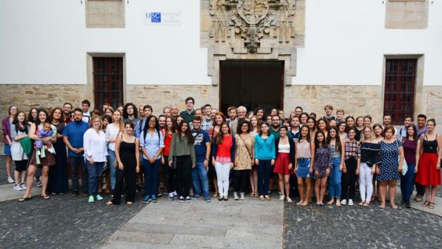 Foto de familia dos 75 alumnos e alumnas que este martes recolleron os seus diplomas. Foto: RQ Foto de familia dos 75 alumnos e alumnas que este martes recolleron os seus diplomas. Foto: RQ