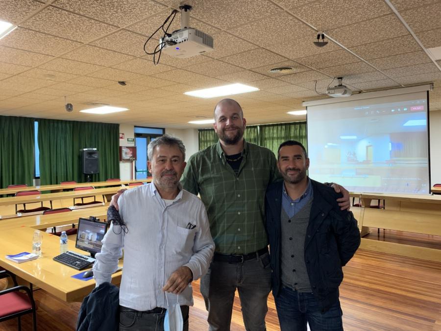 Adrián Casanova, entre Paulino Martínez e Manel Vera, na Facultade de Veterinaria Adrián Casanova, entre Paulino Martínez e Manel Vera, na Facultade de Veterinaria