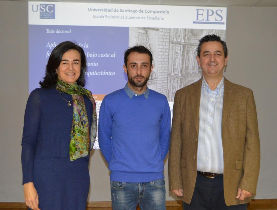 Simón Peña, entre os profesores Mariluz Gil Docampo e Juan Ortiz Sanz, na EPS de Enxeñaría da USC Simón Peña, entre os profesores Mariluz Gil Docampo e Juan Ortiz Sanz, na EPS de Enxeñaría da USC