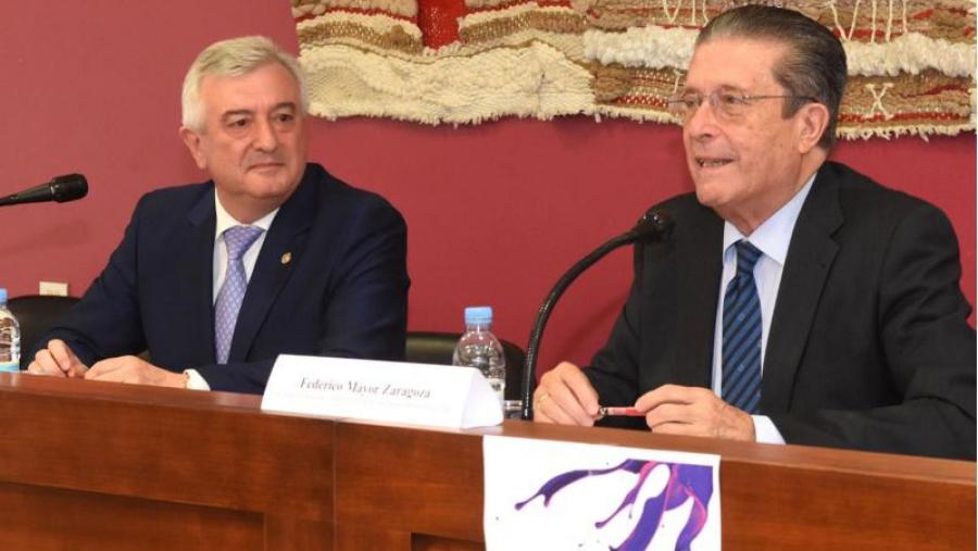 Juan Viaño e Federico Mayor Zaragoza na sesión de clausura. Foto: Santi Alvite Juan Viaño e Federico Mayor Zaragoza na sesión de clausura. Foto: Santi Alvite