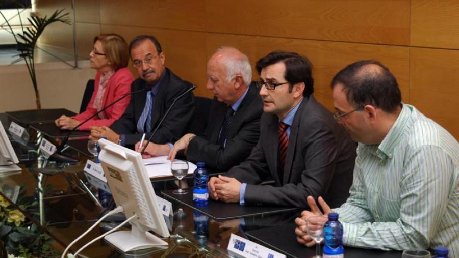 De esquerda a dereita, Benita Silva, Juan Lema, Juan Casares, José Rodríguez e Gumersindo Feijoo. Foto Alfonso (Servimav-USC) De esquerda a dereita, Benita Silva, Juan Lema, Juan Casares, José Rodríguez e Gumersindo Feijoo. Foto Alfonso (Servimav-USC)