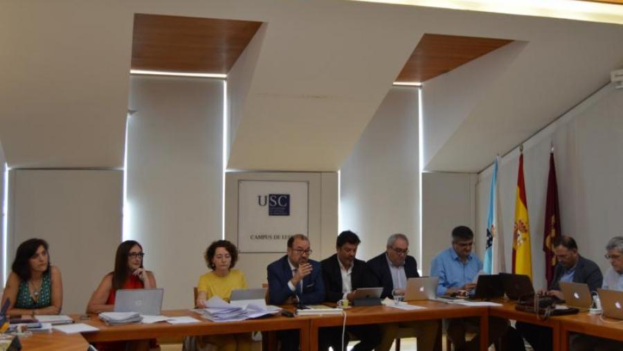De esquerda a dereita, Valcárcel, Otero, García, López, Ferreira, González e Pérez, na reunión do Consello de Goberno da USC De esquerda a dereita, Valcárcel, Otero, García, López, Ferreira, González e Pérez, na reunión do Consello de Goberno da USC