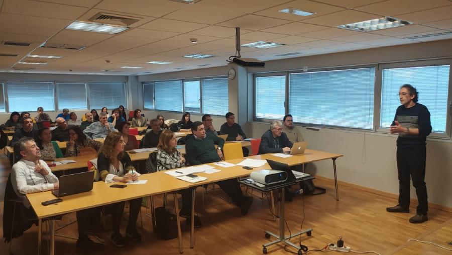 Participantes na xuntanza da comisión de seguimento de proxectos de I+d+i apoiados por BioReDes Juan Luis Fernández explica un proxecto de I+D a outros investigadores de BioReDes