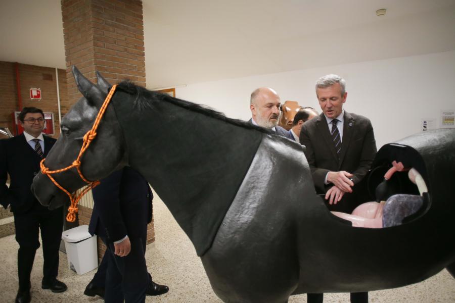 Rueda observa, en presenza de Fernández e Fraga, o modelo de simulación dunha egua Rueda observa, en presenza de Fernández e Fraga, o modelo de simulación dunha égoa
