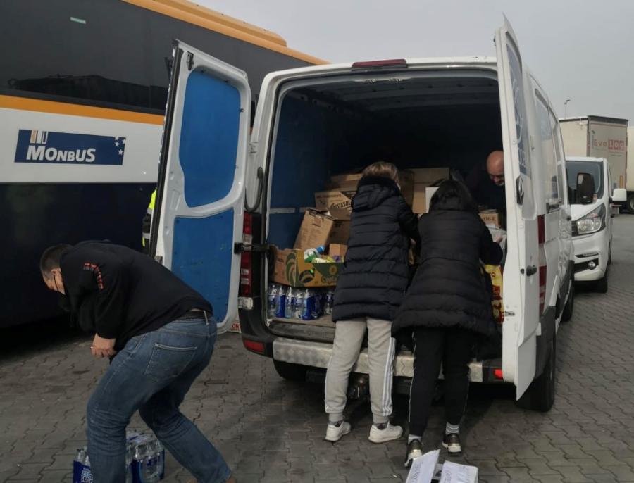 Profesorado da USC pertencente ao equipo de Investigacións Políticas viaxou a Polonia, acompañado polo alcalde do Concello de Ares, Julio Iglesias, dous bombeiros voluntarios e un membro de protección civil para levar máis de cinco toneladas de material humanitario a este país limítrofe con Ucraína Profesorado da USC pertencente ao equipo de Investigacións Políticas viaxou a Polonia, acompañado polo alcalde do Concello de Ares, Julio Iglesias, dous bombeiros voluntarios e un membro de protección civil para levar máis de cinco toneladas de material humanitario a este país limítrofe con Ucraína