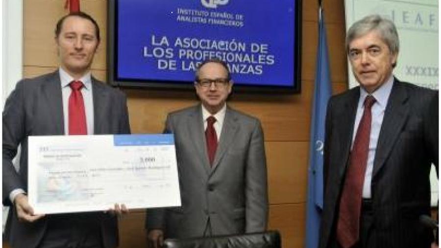 Luís Otero, primeiro pola esquerda, xunto a Juan José Toribio e Juan Carlos Ureta, do Instituto Español de Analistas Financeiros, no momento de entrega do premio Luís Otero, primeiro pola esquerda, xunto a Juan José Toribio e Juan Carlos Ureta, do Instituto Español de Analistas Financeiros, no momento de entrega do premio