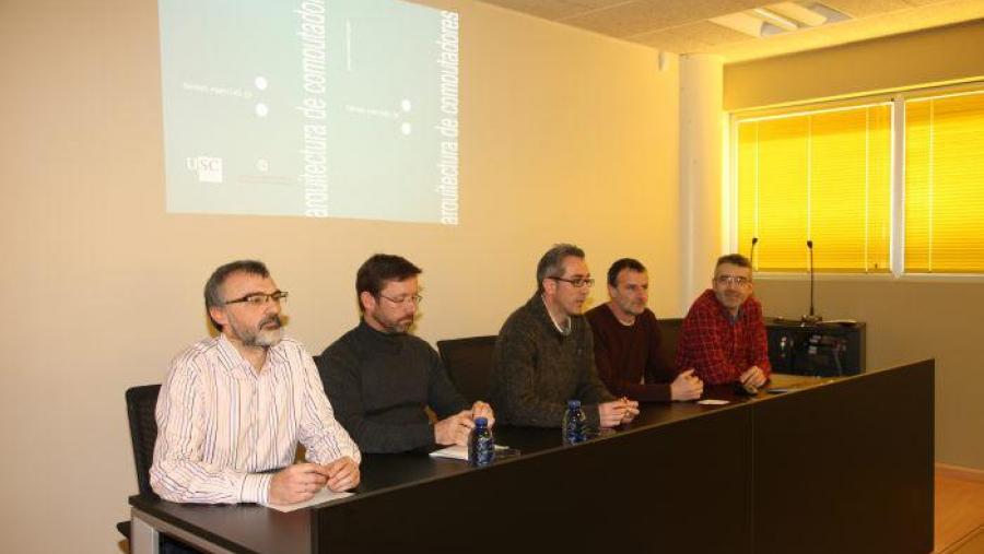 O alumnado da ETSE conta xa cun glosario trilingüe de termos sobre arquitectura de computadores O alumnado da ETSE conta xa cun glosario trilingüe de termos sobre arquitectura de computadores