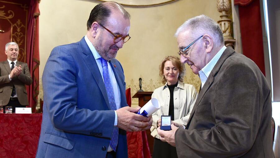 Manuel Lourenzo recibiu a Insignia de mans do reitor Antonio López e en presenza da secretaria xeral da Universidade. Foto: Santi Alvite Manuel Lourenzo recibiu a Insignia de mans do reitor Antonio López e en presenza da secretaria xeral da Universidade. Foto: Santi Alvite
