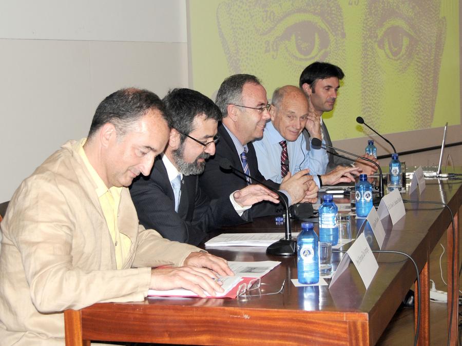 Mesa presidencial durante la conferencia de James Watson Cronin Mesa presidencial durante la conferencia de James Watson Cronin